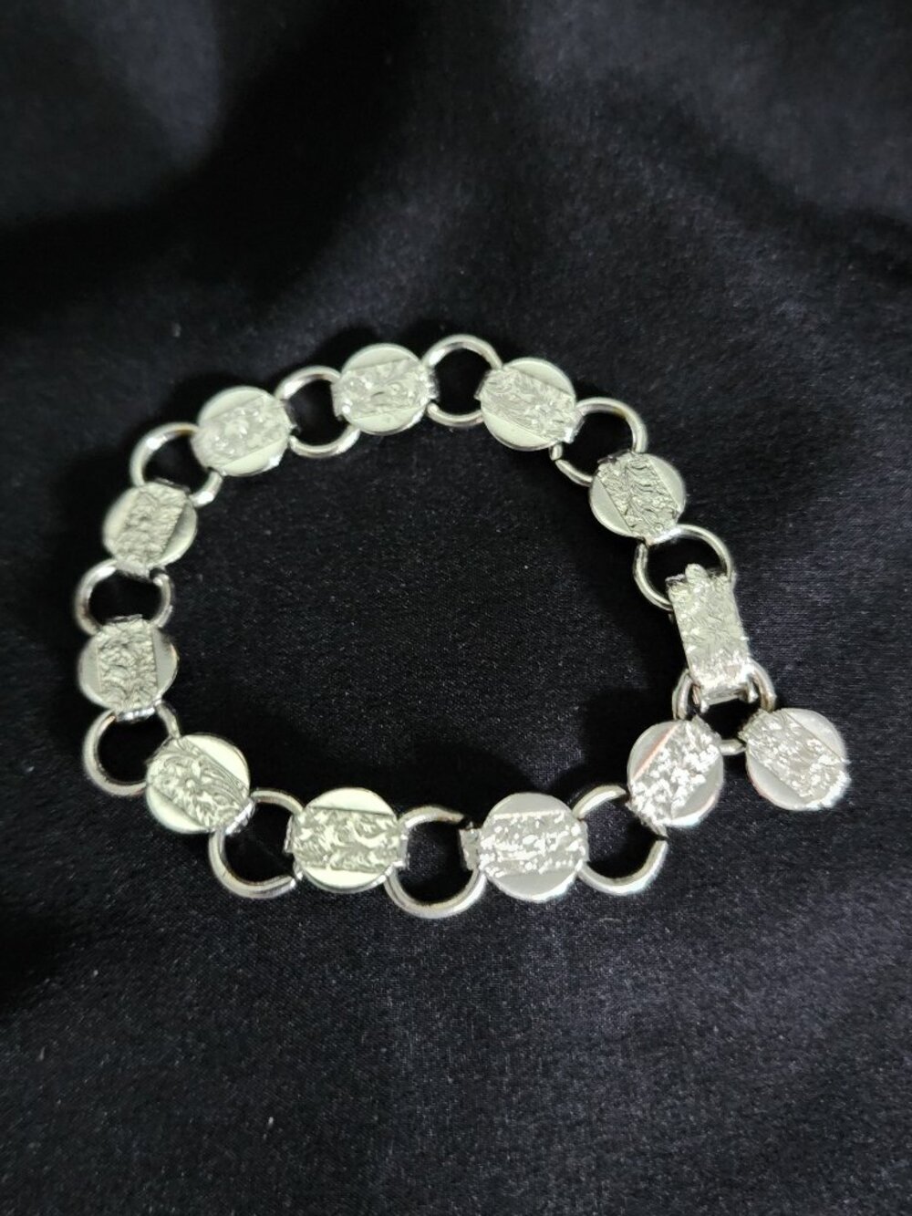 Sarah Coventry 1959 Silver Tone Floral Filigree Embossed Fashion Bracelet 7"